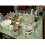 A QTY OF VARIOUS CHINA AND GLASSWARE.