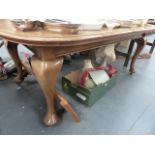 AN ANTIQUE OAK WIND OUT EXTENDING DINING TABLE.