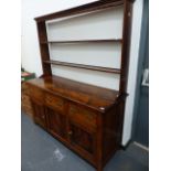 A GEORGIAN STYLE OAK DRESSER AND PLATE RACK.