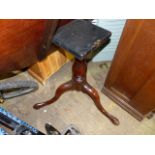 A GEORGIAN MAHOGANY LARGE TILT TOP TABLE.