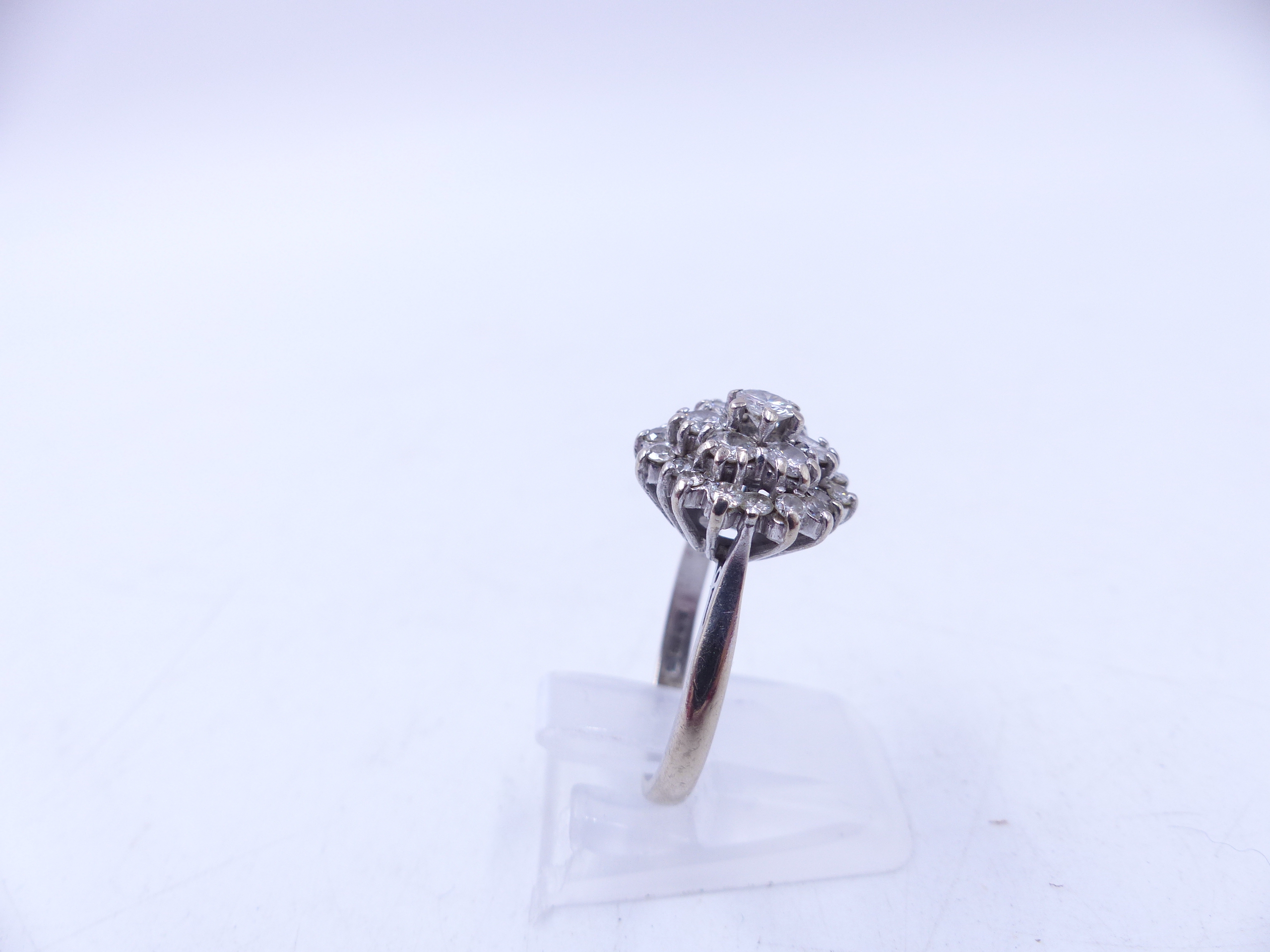 AN 18ct HALLMARKED WHITE GOLD DIAMOND DOUBLE CLUSTER RING. THE BRILLIANT CUT DIAMONDS ARE CLAW - Image 4 of 14