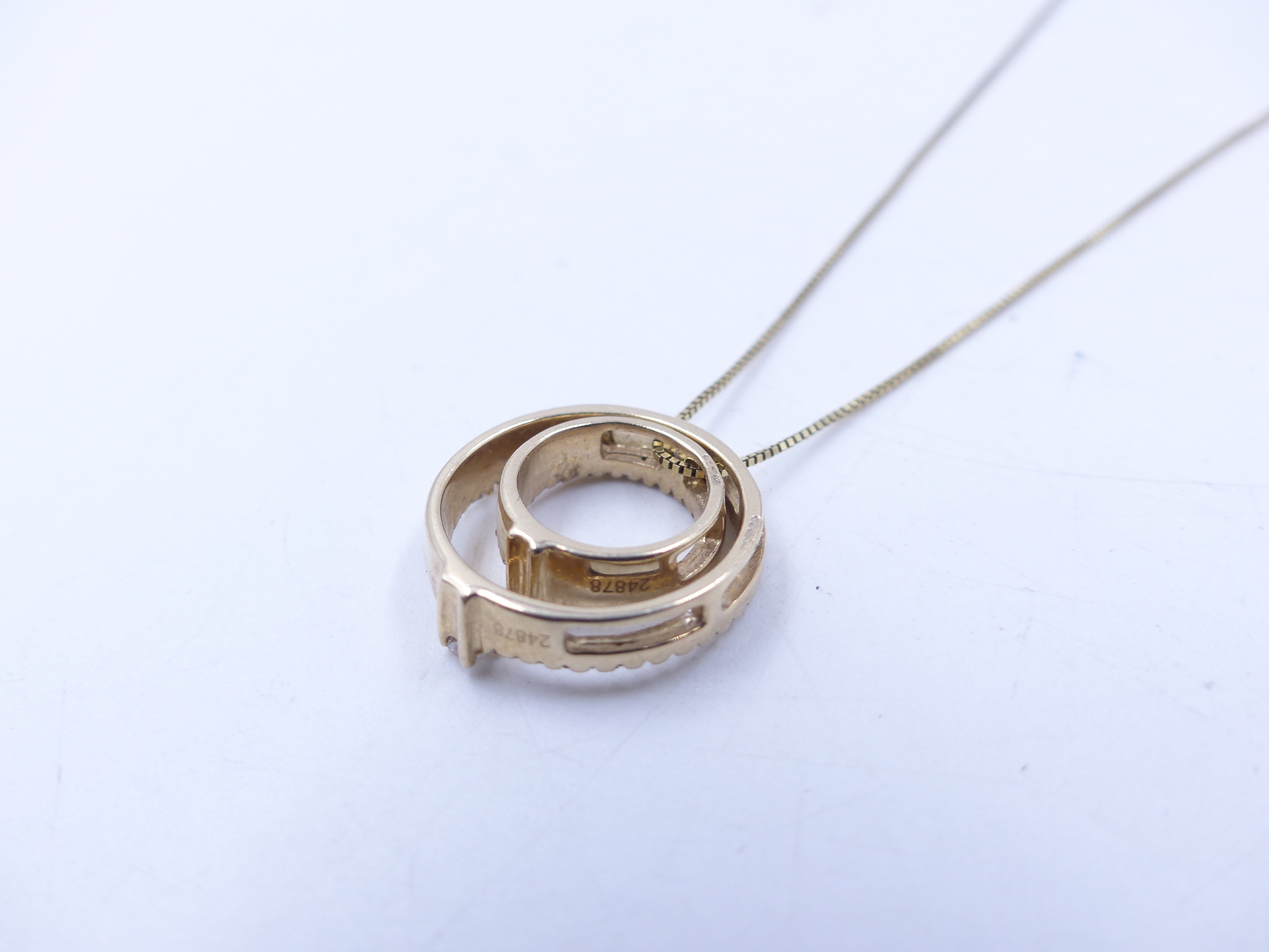 A 9ct YELLOW GOLD DOUBLE DIAMOND HALO PENDANT. TWO HALOS OF DIAMONDS ARE NESTED TOGETHER AND - Image 10 of 11