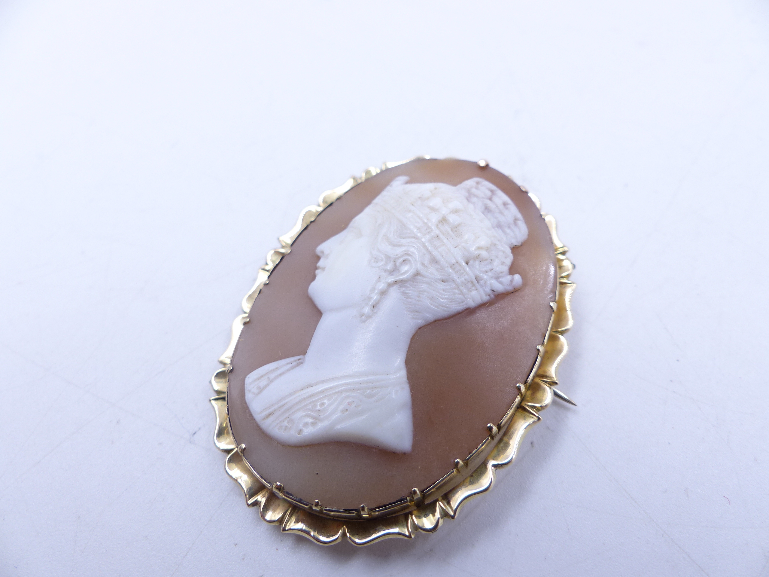 A PORTRAIT CAMEO BROOCH FACING LEFT POSSIBLY OF QUEEN VICTORIA IN A FLUTED YELLOW METAL SETTING, - Image 5 of 12