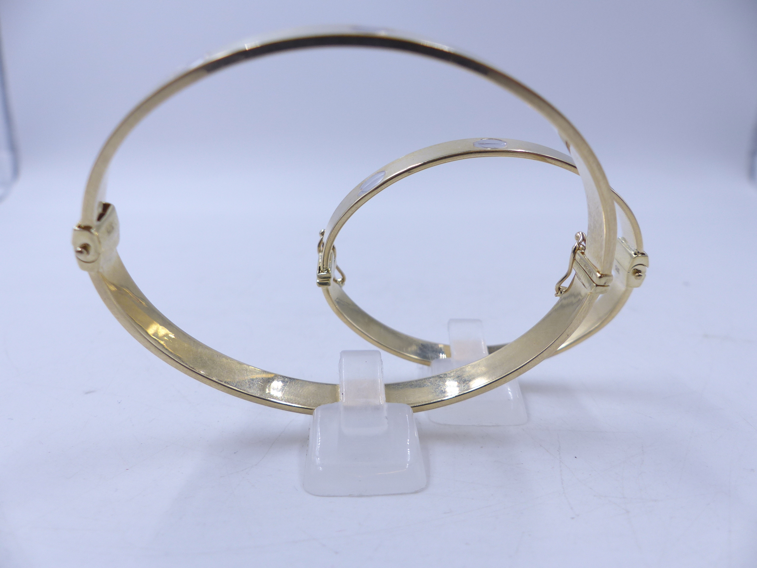 A MATCHING PAIR OF HINGED 9ct CARTIER STYLE BANGLES, ONE ADULT SIZE AND ONE CHILDS SIZE. TOTAL GROSS - Image 5 of 8