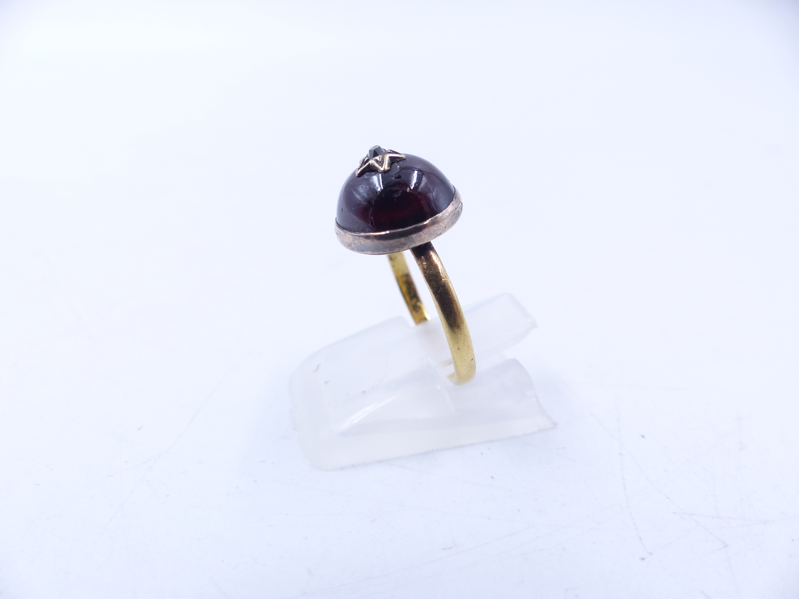 AN ANTIQUE 22ct YELLOW GOLD CABOCHON GARNET AND OLD CUT DIAMOND STAR BURST RING. FINGER SIZE J. - Image 2 of 9