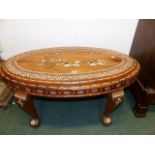 AN INDIAN OVAL HARDWOOD AND INLAID COFFEE TABLE ON CABRIOLE LEGS. W.112cms.