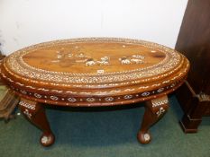 AN INDIAN OVAL HARDWOOD AND INLAID COFFEE TABLE ON CABRIOLE LEGS. W.112cms.