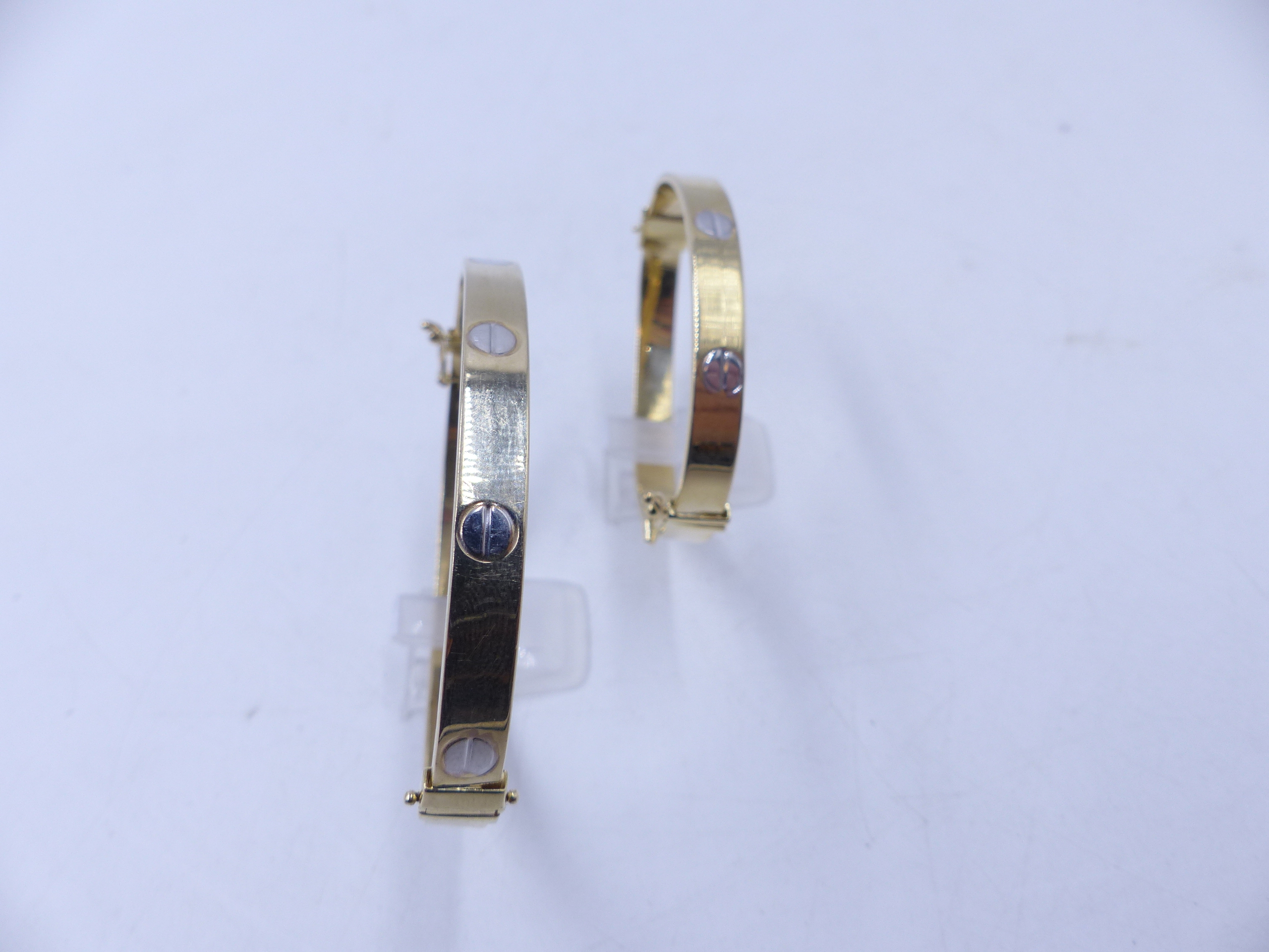 A MATCHING PAIR OF HINGED 9ct CARTIER STYLE BANGLES, ONE ADULT SIZE AND ONE CHILDS SIZE. TOTAL GROSS - Image 4 of 8