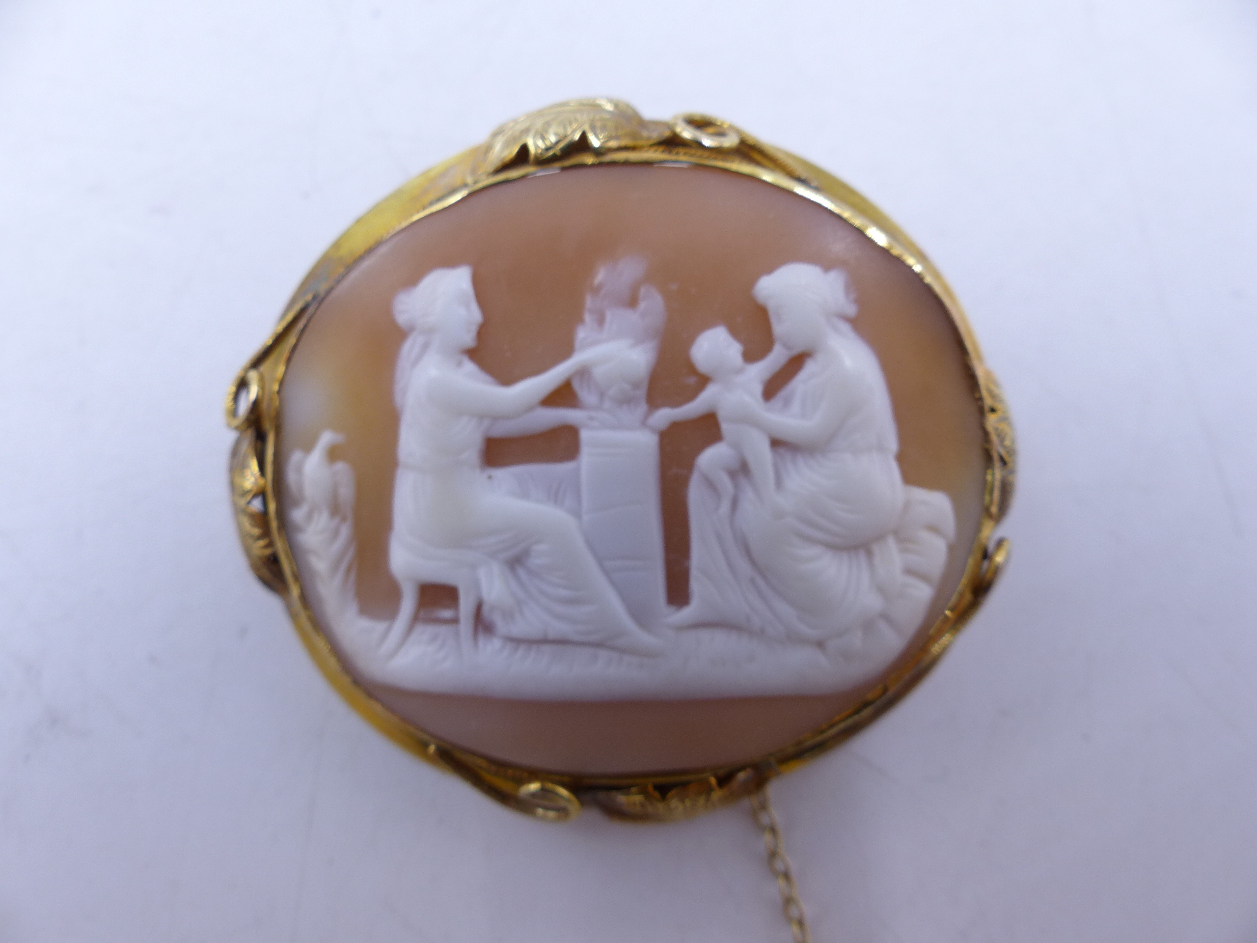 A PORTRAIT CAMEO BROOCH FACING LEFT POSSIBLY OF QUEEN VICTORIA IN A FLUTED YELLOW METAL SETTING, - Image 10 of 12