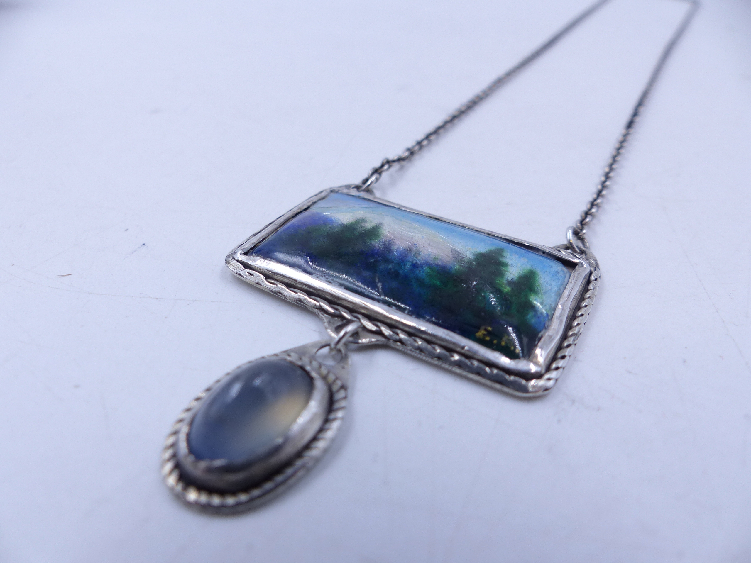 AN ARTS AND CRAFTS STYLE ENAMELLED PENDANT, THE CENTRAL RECTANGLE ENAMEL IS A MOUNTAIN LANDSCAPE - Image 4 of 15