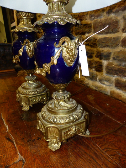 A PAIR OF ANTIQUE FRENCH ORMOLU MOUNTED VASES ADAPTED TO TABLE LAMPS WITH RAM'S HEAD HANDLES AND - Image 7 of 11