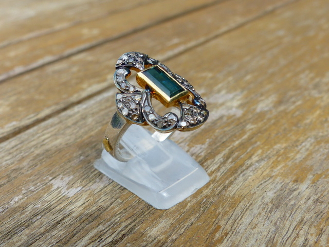 A GREEN TOURMALINE AND FILIGREE SET DIAMOND RING. THE CENTRAL GREEN TOURMALINE IS AN ELONGATED - Image 18 of 19