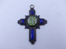 A EARLY 20th CENTURY BLUE GLASS AND ENAMEL COPPER CRUCIFORM PENDANT. MEASUREMENTS 7.5cms X 5.3cms.