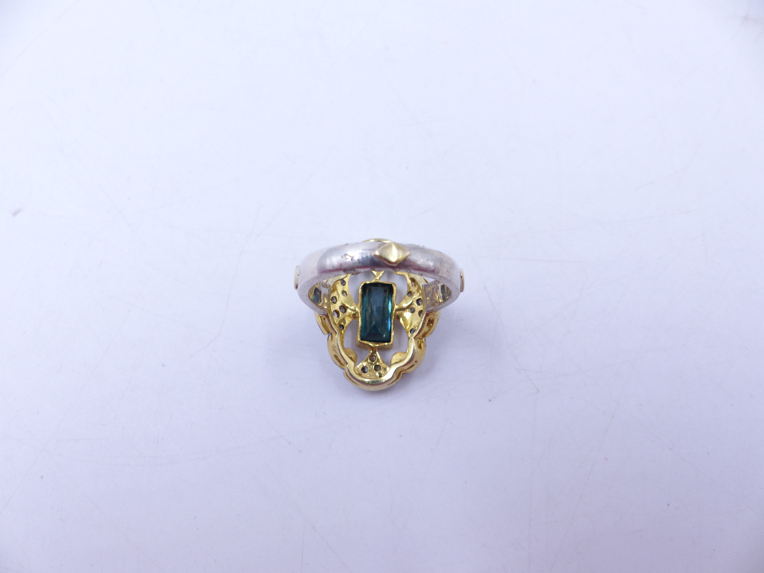 A GREEN TOURMALINE AND FILIGREE SET DIAMOND RING. THE CENTRAL GREEN TOURMALINE IS AN ELONGATED - Image 13 of 19