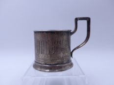 A RUSSIAN SILVER BEAKER / CUP, RUSSIAN HALLMARKS TO THE BOTTOM. HEIGHT 7.5cms (NOT INCLUDING