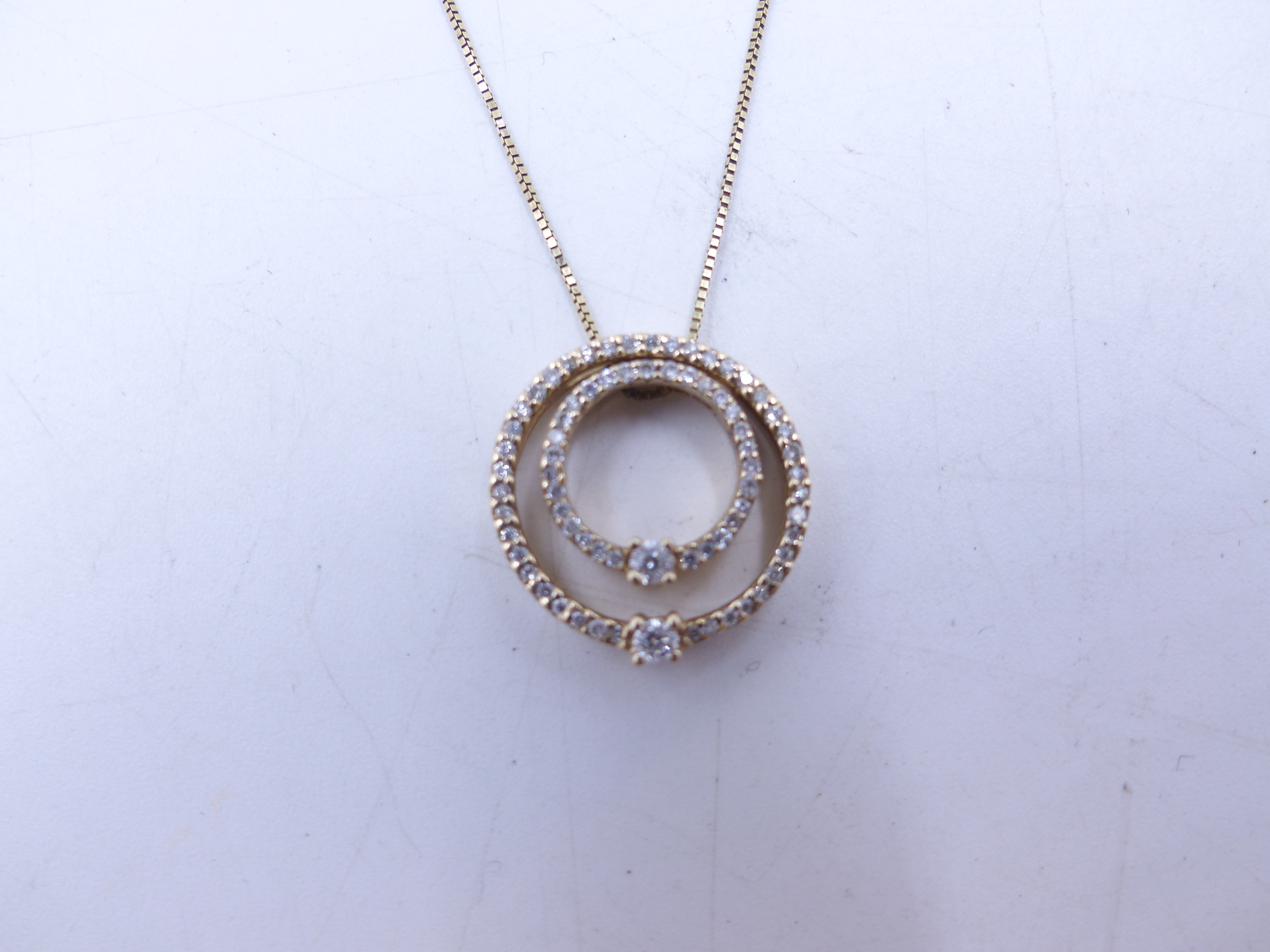 A 9ct YELLOW GOLD DOUBLE DIAMOND HALO PENDANT. TWO HALOS OF DIAMONDS ARE NESTED TOGETHER AND - Image 4 of 11