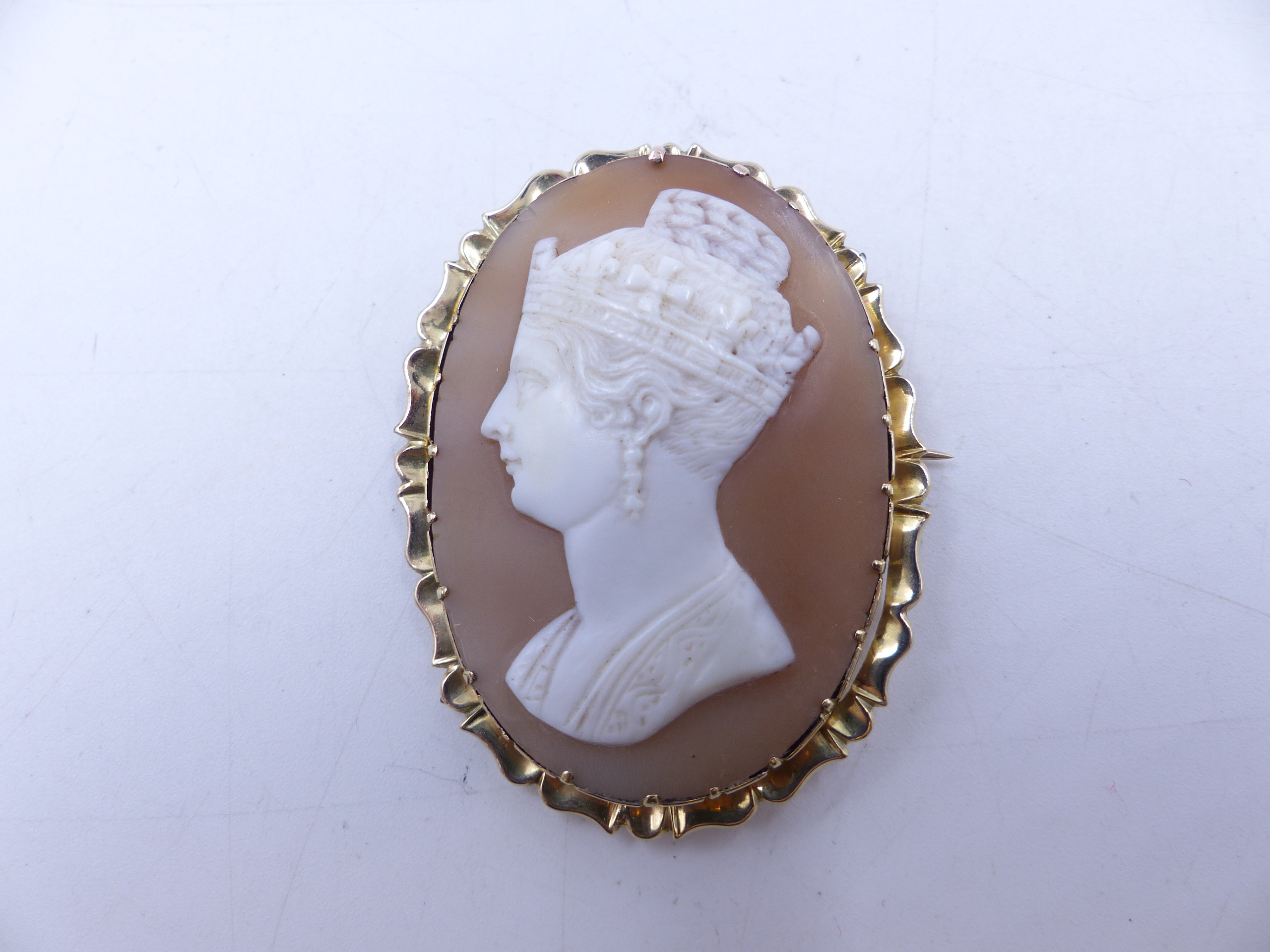 A PORTRAIT CAMEO BROOCH FACING LEFT POSSIBLY OF QUEEN VICTORIA IN A FLUTED YELLOW METAL SETTING, - Image 4 of 12