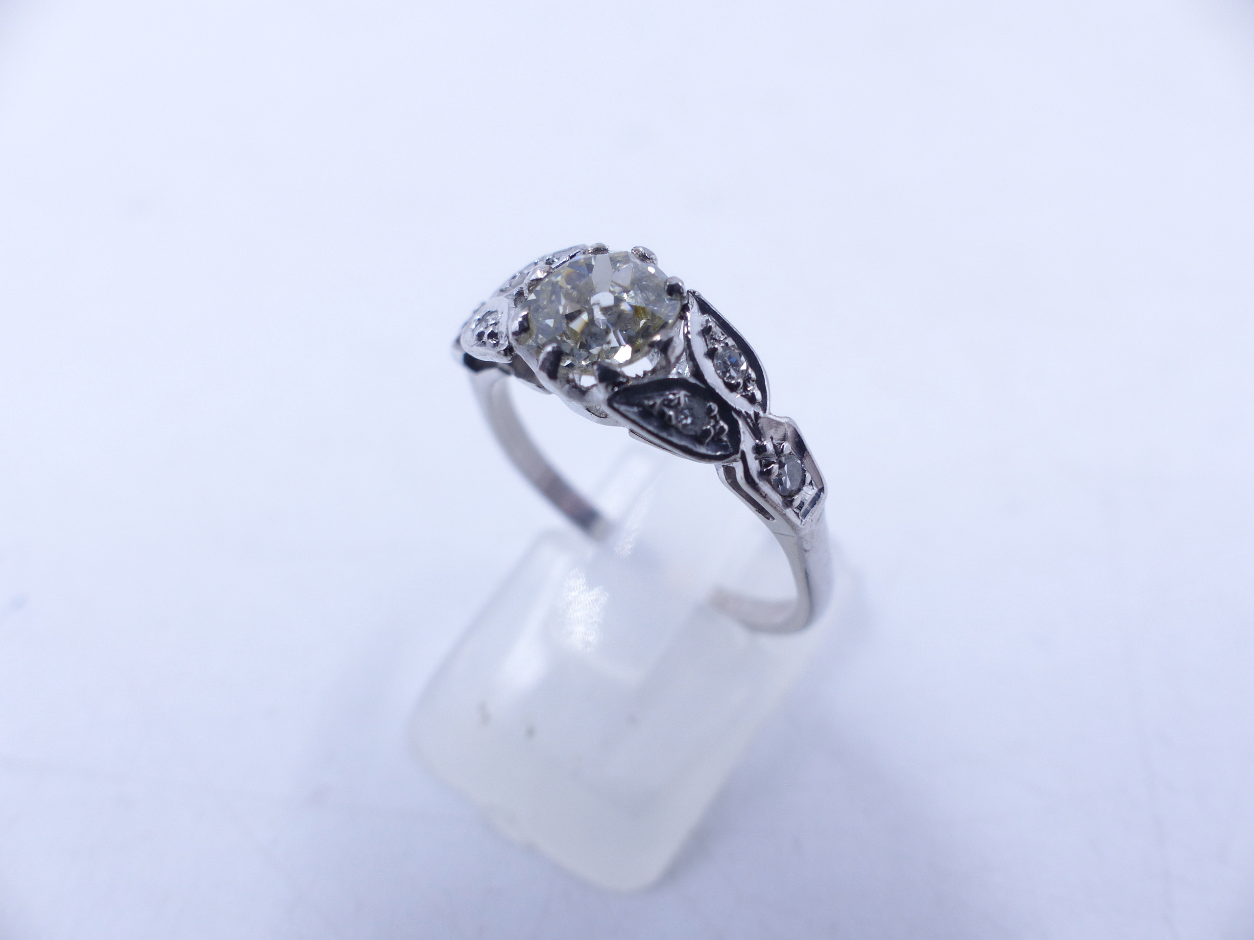 AN 18ct STAMPED OLD CUT DIAMOND RING. THE CENTRAL OLD CUT DIAMOND IS HELD IN AN EIGHT CLAW SETTING - Image 9 of 14