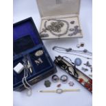 A VARIED SELECTION OF VINTAGE JEWELLERY TO INCLUDE A SILVER RUSSIAN TRINKET EGG, A 14ct GOLD GEM SET