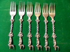 AN EARLY 20th CENTURY SILVER GILT APOSTLE TOPPED PART SET OF FLATWEAR. WEIGHT APPROXIMATELY