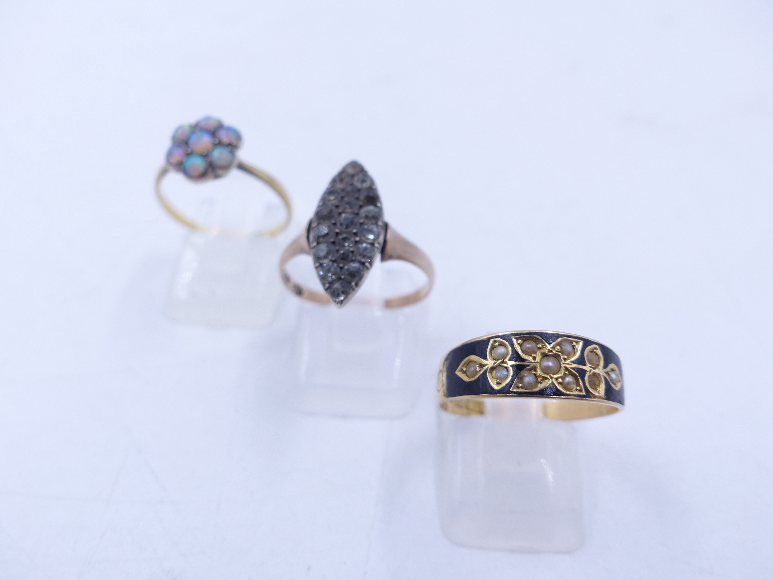 A COLLECTION OF EARLY JEWELLERY TO INCLUDE AN 18ct STAMPED OPAL CLUSTER RING, A 9ct STAMPED - Image 13 of 17