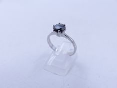 A 9ct WHITE GOLD BLACK DIAMOND RING, APPROXIMATE ESTIMATED WEIGHT 1ct, FINGER SIZE Q.