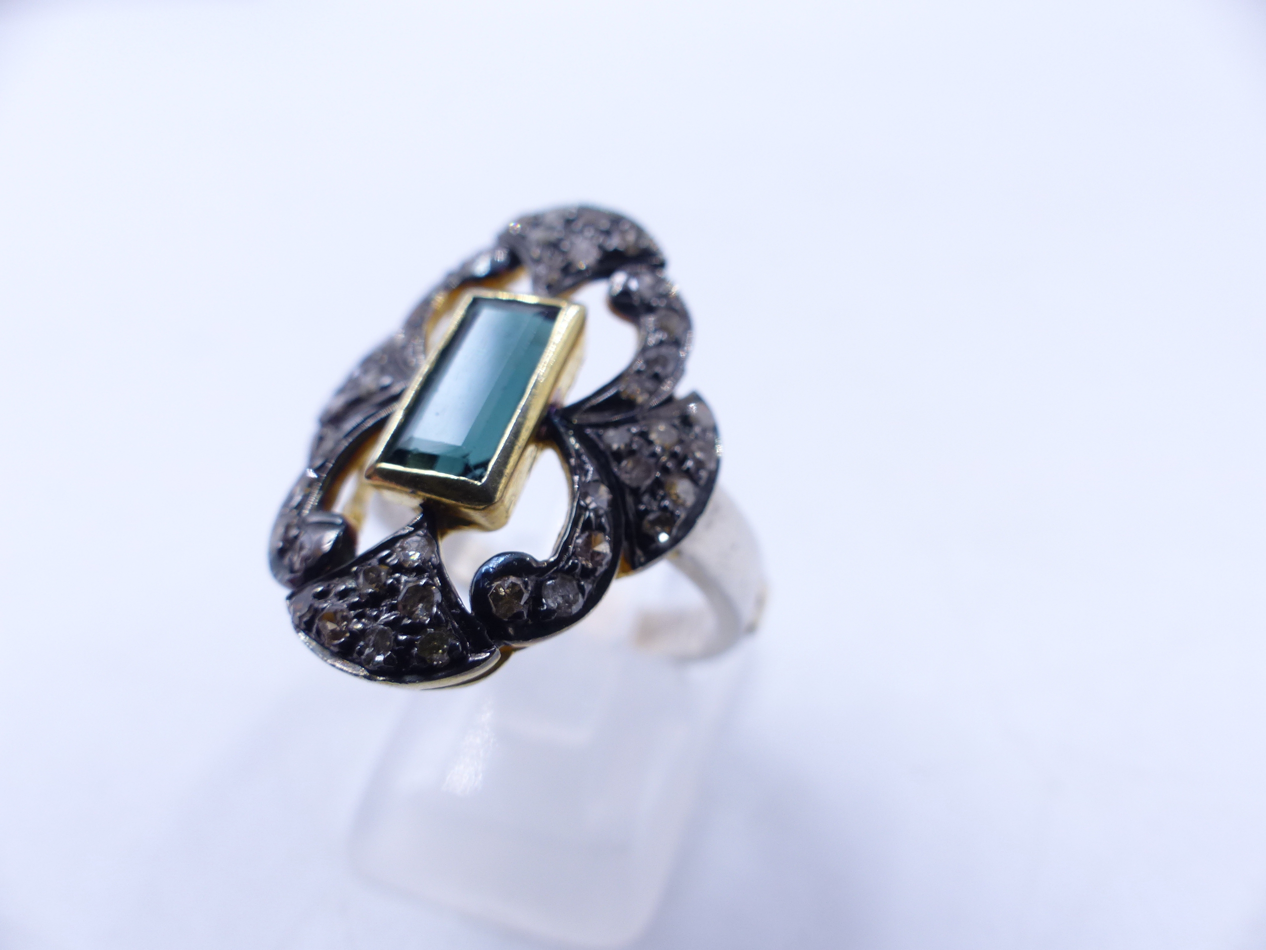 A GREEN TOURMALINE AND FILIGREE SET DIAMOND RING. THE CENTRAL GREEN TOURMALINE IS AN ELONGATED - Image 3 of 19