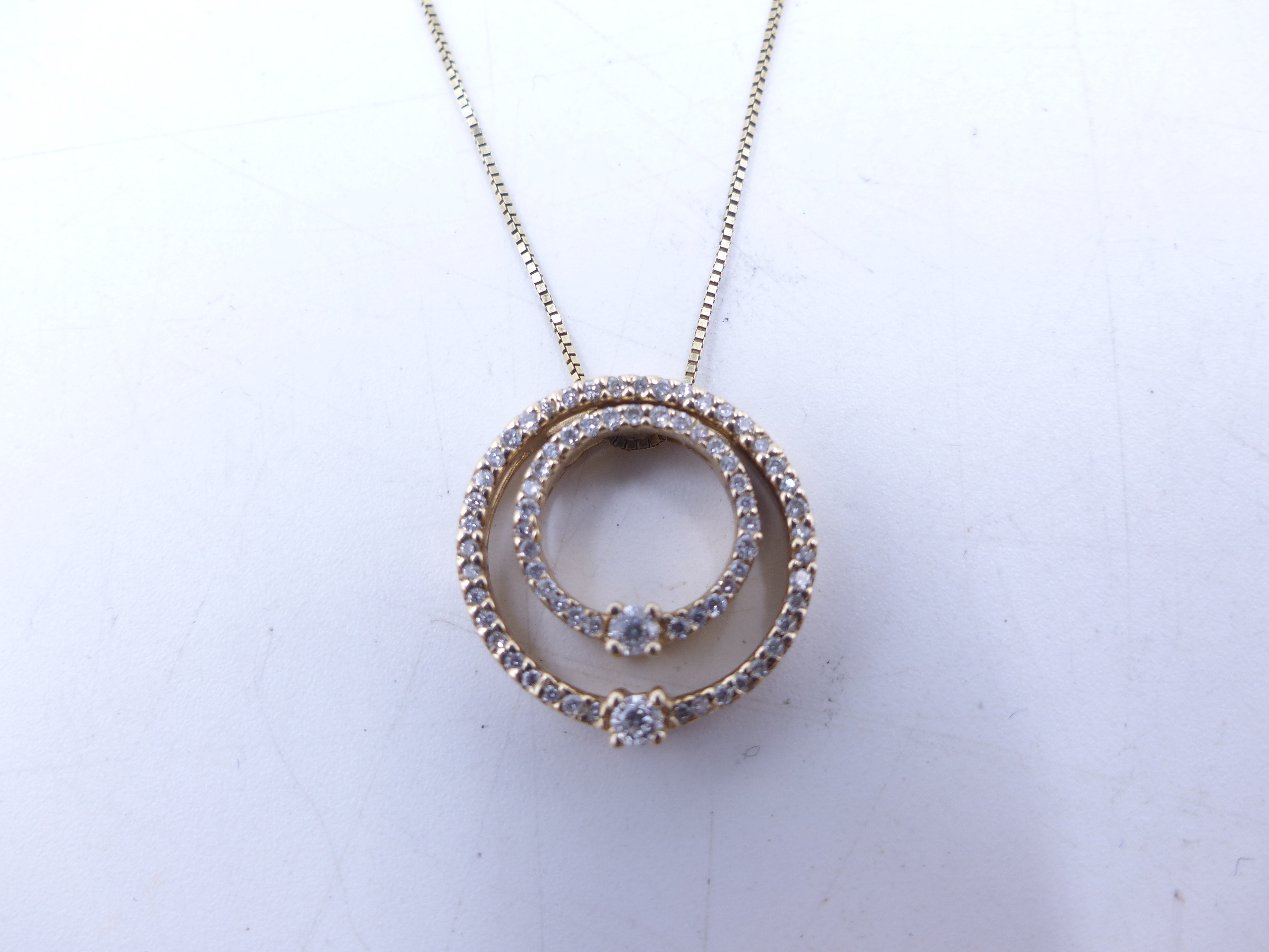 A 9ct YELLOW GOLD DOUBLE DIAMOND HALO PENDANT. TWO HALOS OF DIAMONDS ARE NESTED TOGETHER AND - Image 5 of 11