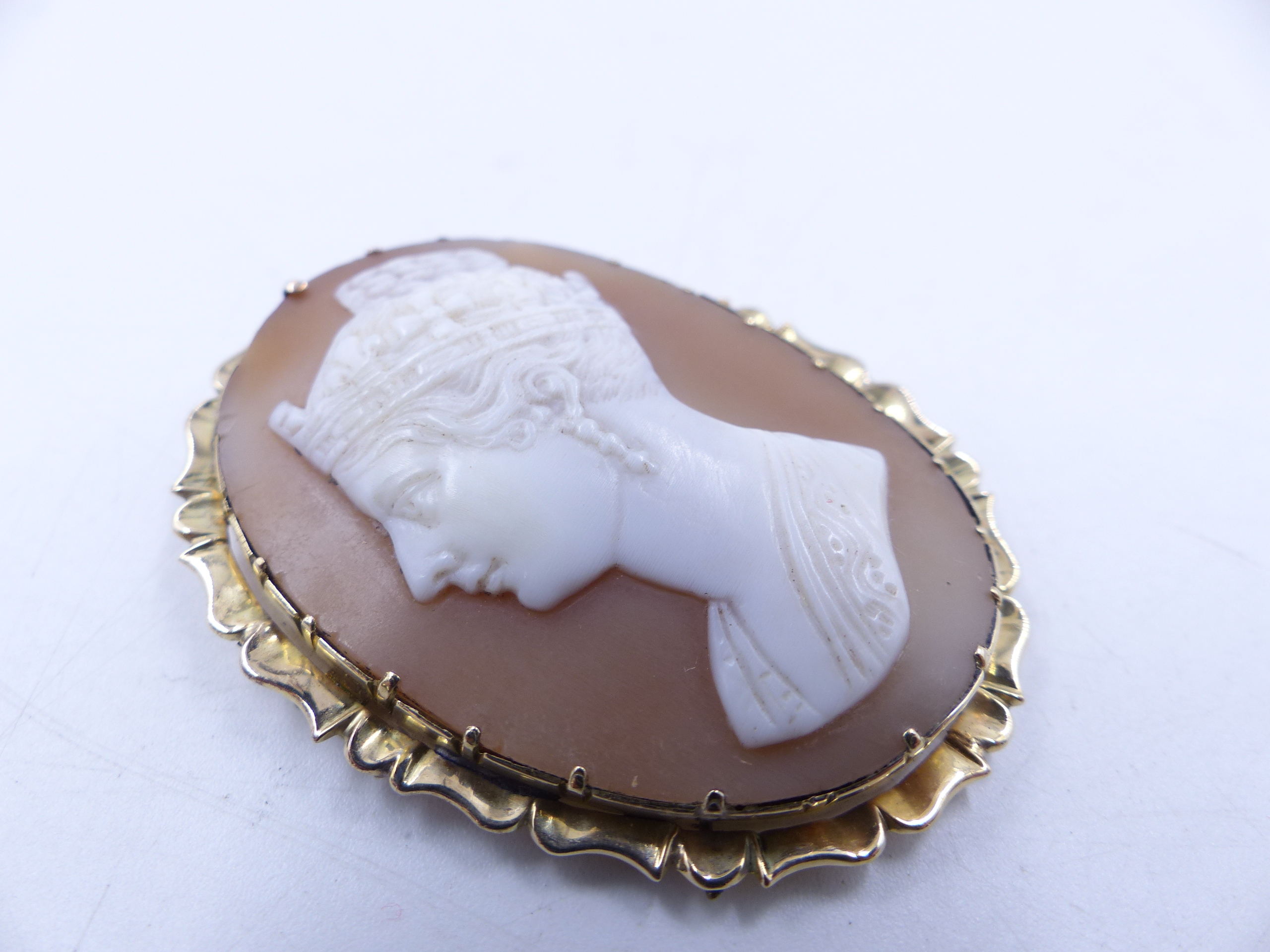 A PORTRAIT CAMEO BROOCH FACING LEFT POSSIBLY OF QUEEN VICTORIA IN A FLUTED YELLOW METAL SETTING, - Image 6 of 12