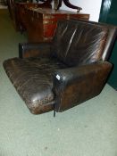 A GOOD QUALITY MID CENTURY LEATHER UPHOLSTERED SWIVEL ARMCHAIR.