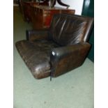 A GOOD QUALITY MID CENTURY LEATHER UPHOLSTERED SWIVEL ARMCHAIR.