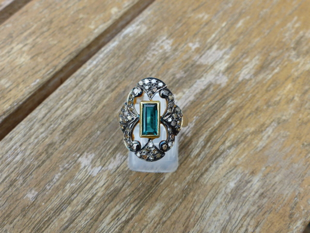 A GREEN TOURMALINE AND FILIGREE SET DIAMOND RING. THE CENTRAL GREEN TOURMALINE IS AN ELONGATED - Image 17 of 19