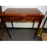 A 19th.C.MAHOGANY AND BOXWOOD STRUNG SMALL SIDE TABLE ON SQUARE TAPER LEGS. W.72cms.