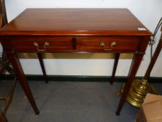 A 19th.C.MAHOGANY AND BOXWOOD STRUNG SMALL SIDE TABLE ON SQUARE TAPER LEGS. W.72cms.