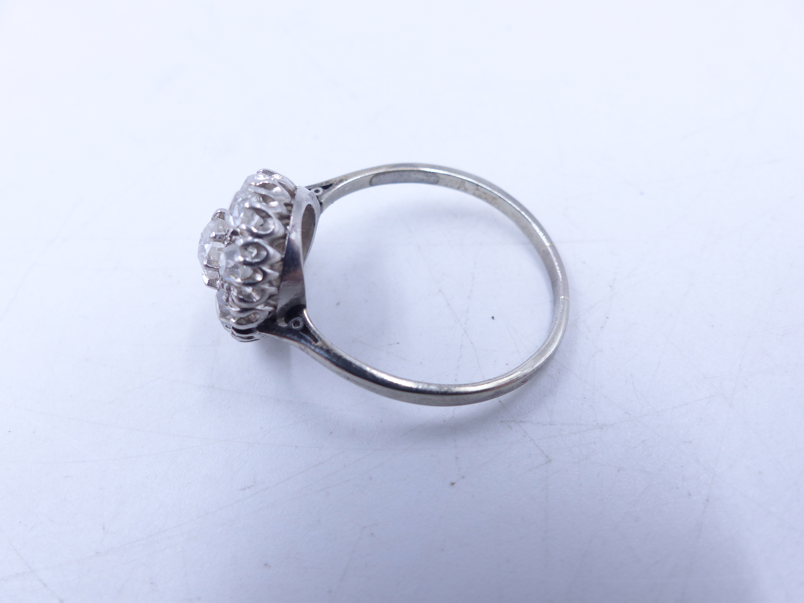 AN OLD CUT DIAMOND CLUSTER RING IN A WHITE METAL SETTING (TESTED AS WHITE GOLD). THE CENTRAL DIAMOND - Image 5 of 11