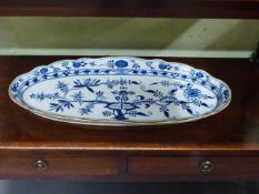 A MEISSEN ONION PATTERN FISH PLATTER WITH CROSSED SWORD MARK. W.60cms