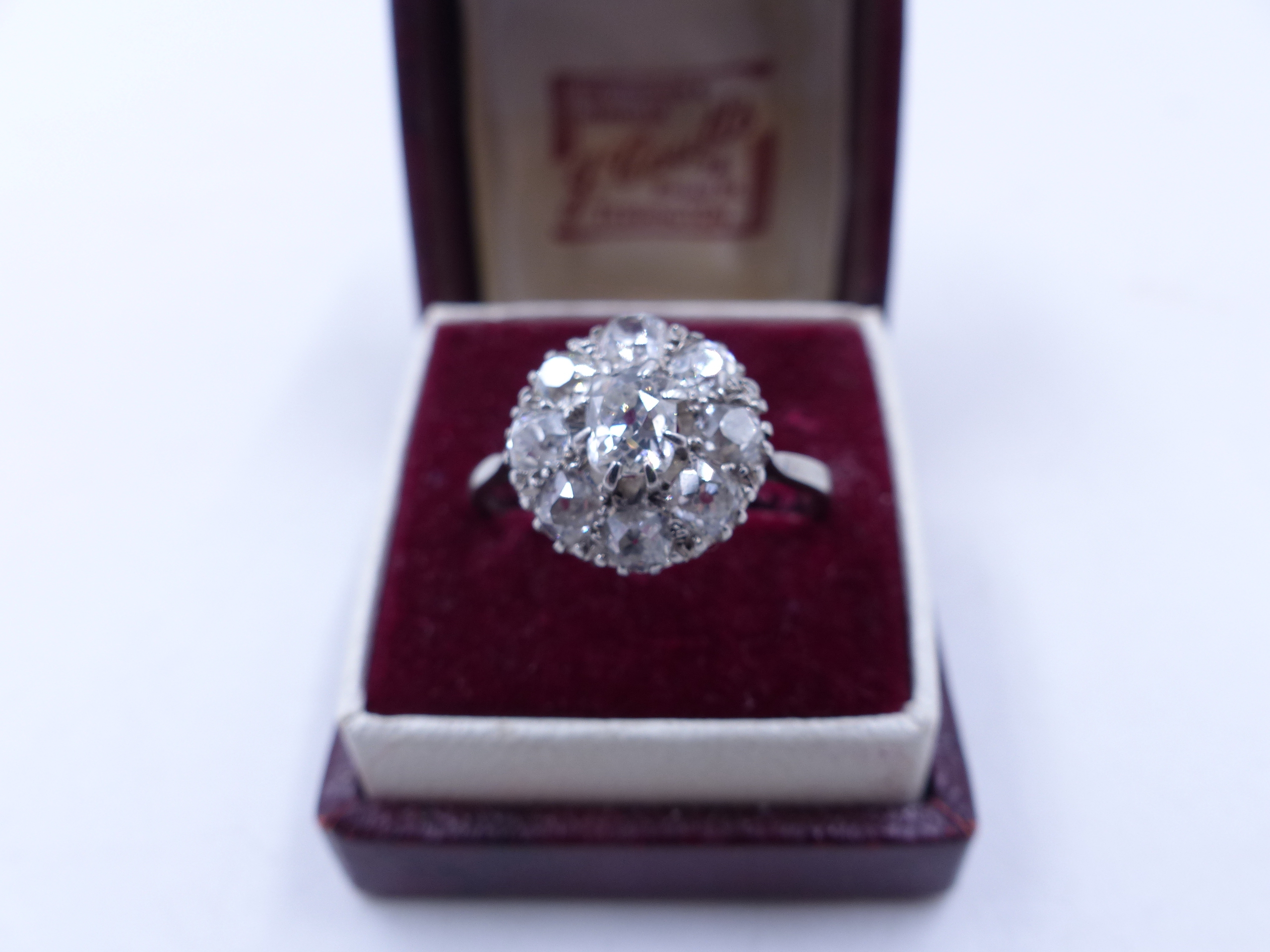 AN OLD CUT DIAMOND CLUSTER RING IN A WHITE METAL SETTING (TESTED AS WHITE GOLD). THE CENTRAL DIAMOND - Image 3 of 11