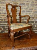 A MID GEORGIAN MAHOGANY SPLAT BACK OPEN ARMCHAIR ON CABRIOLE LEGS WITH SHELL CARVED KNEES.