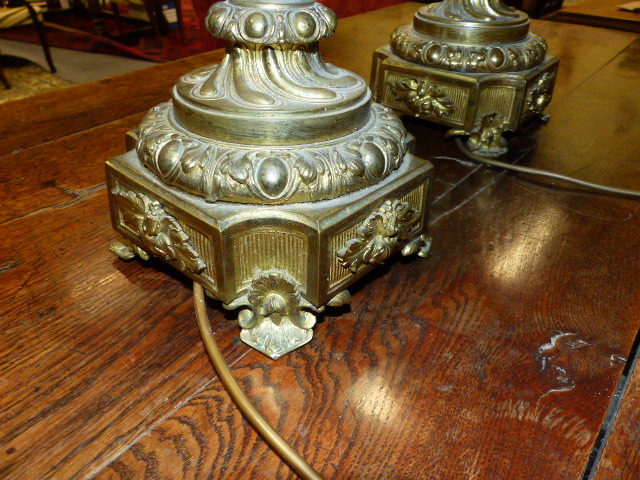 A PAIR OF ANTIQUE FRENCH ORMOLU MOUNTED VASES ADAPTED TO TABLE LAMPS WITH RAM'S HEAD HANDLES AND - Image 9 of 11