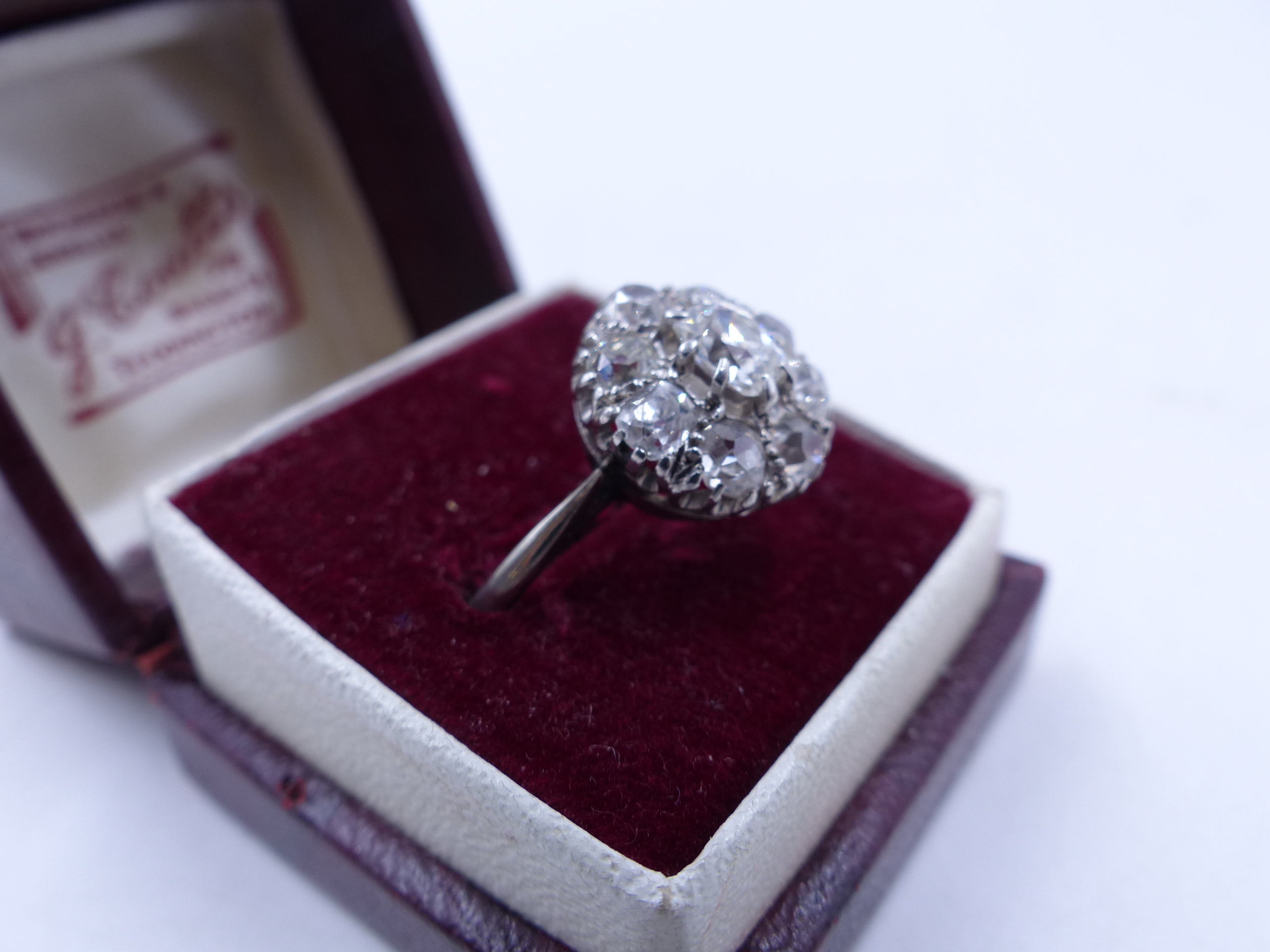 AN OLD CUT DIAMOND CLUSTER RING IN A WHITE METAL SETTING (TESTED AS WHITE GOLD). THE CENTRAL DIAMOND - Image 2 of 11