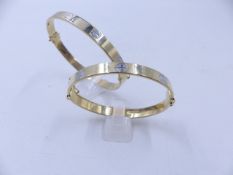 A MATCHING PAIR OF HINGED 9ct CARTIER STYLE BANGLES, ONE ADULT SIZE AND ONE CHILDS SIZE. TOTAL GROSS