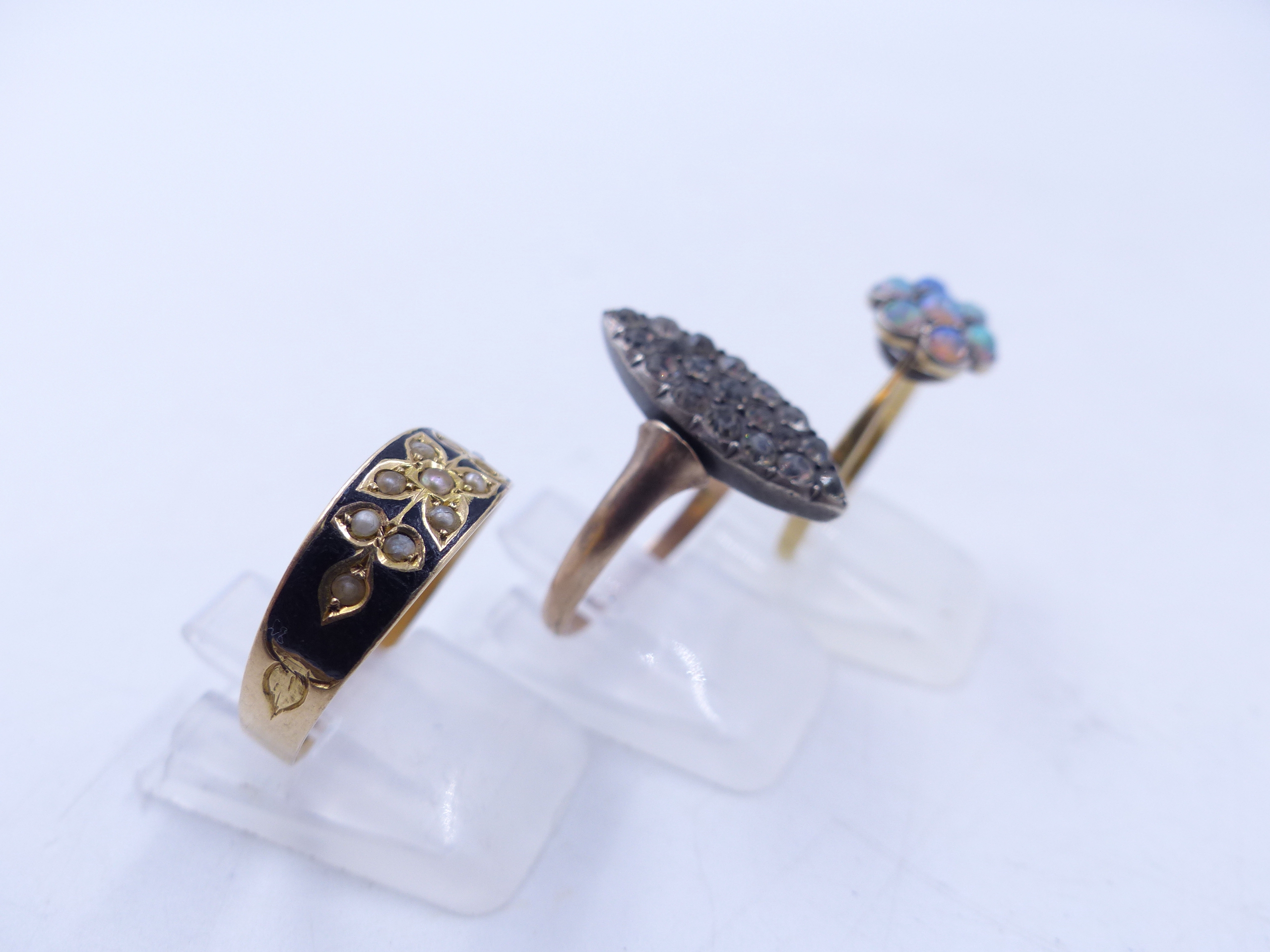 A COLLECTION OF EARLY JEWELLERY TO INCLUDE AN 18ct STAMPED OPAL CLUSTER RING, A 9ct STAMPED - Image 15 of 17