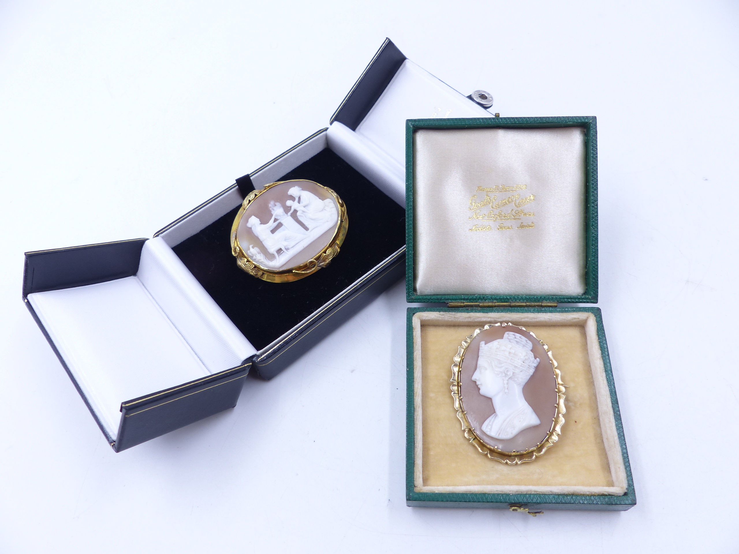 A PORTRAIT CAMEO BROOCH FACING LEFT POSSIBLY OF QUEEN VICTORIA IN A FLUTED YELLOW METAL SETTING,