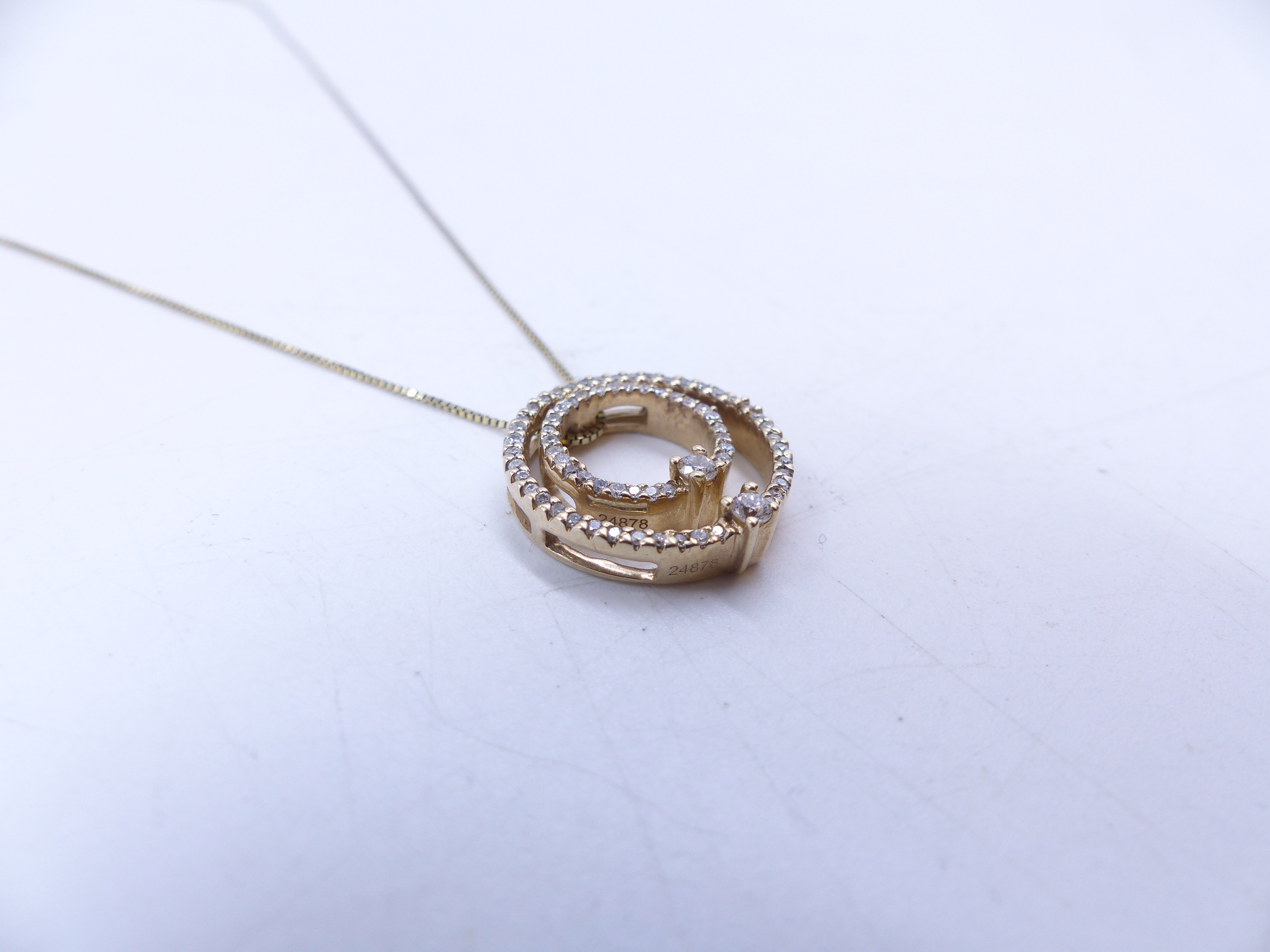 A 9ct YELLOW GOLD DOUBLE DIAMOND HALO PENDANT. TWO HALOS OF DIAMONDS ARE NESTED TOGETHER AND - Image 3 of 11