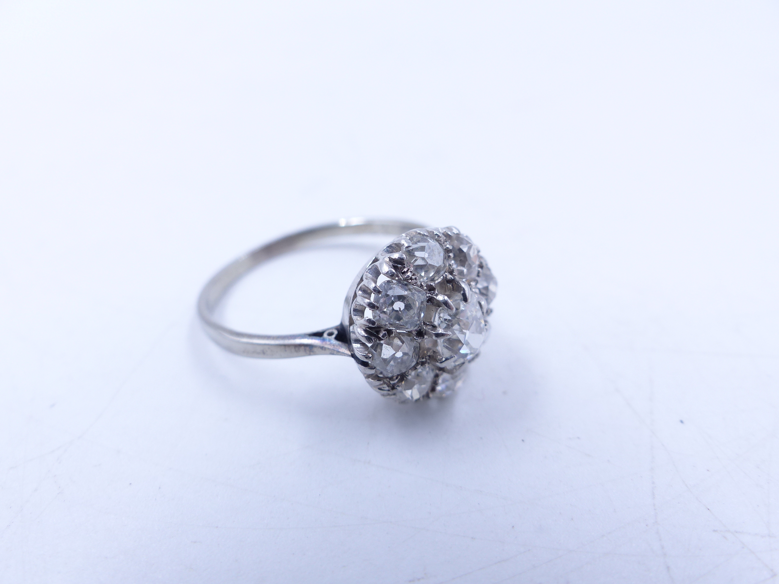 AN OLD CUT DIAMOND CLUSTER RING IN A WHITE METAL SETTING (TESTED AS WHITE GOLD). THE CENTRAL DIAMOND - Image 7 of 11
