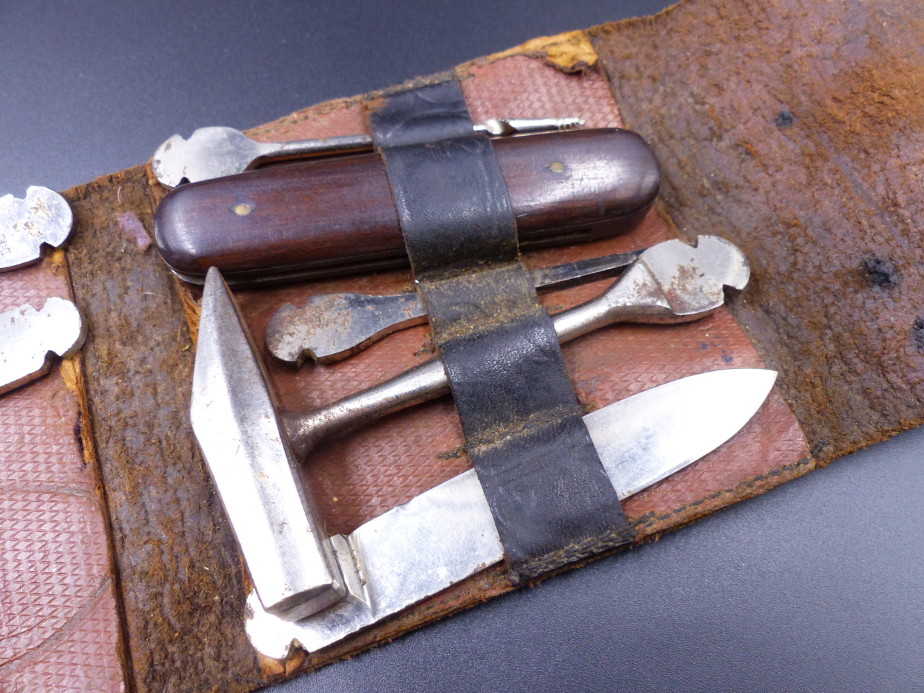 A BONZA TYPE LEATHER CASED TOOL KIT CONTAINING VARIOUS TOOLS AND IMPLEMENTS. - Image 3 of 9