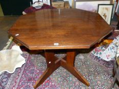 AN ARTS AND CRAFTS STYLE OCTAGONAL CENTRE TABLE ON PLAIN QUADRUPED LEGS. 96 x 92 x H.71cms