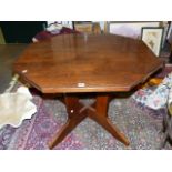 AN ARTS AND CRAFTS STYLE OCTAGONAL CENTRE TABLE ON PLAIN QUADRUPED LEGS. 96 x 92 x H.71cms