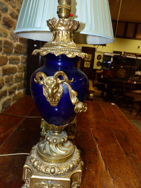 A PAIR OF ANTIQUE FRENCH ORMOLU MOUNTED VASES ADAPTED TO TABLE LAMPS WITH RAM'S HEAD HANDLES AND - Image 3 of 11