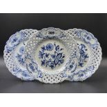 A SET OF FOUR MEISSEN ONION PATTERN BLUE AND WHITE RIBBON PLATES DIA. 20cms AND A HEREND CACHE POT